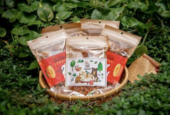 農友以柴燒烘焙金鑽鳳梨加工製成果乾