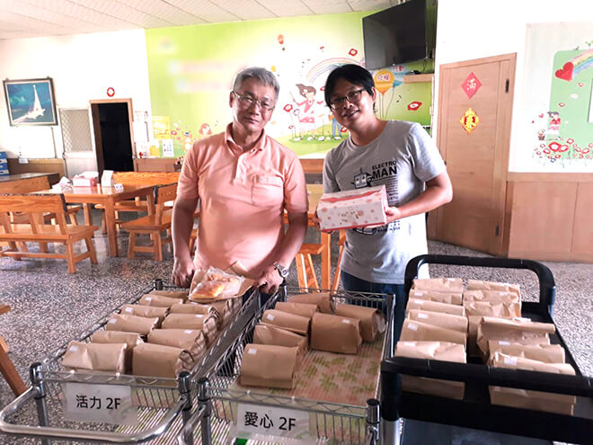 雷科鄭再興董事長捐贈麵包給育幼院及兒童之家