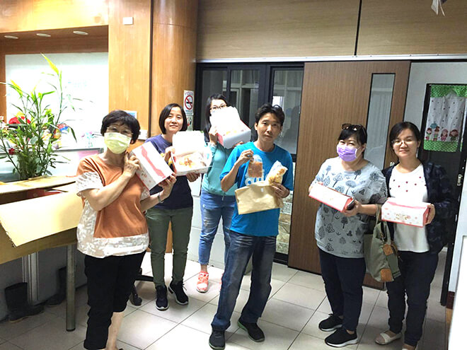 雷科鄭再興董事長捐贈麵包給育幼院及兒童之家