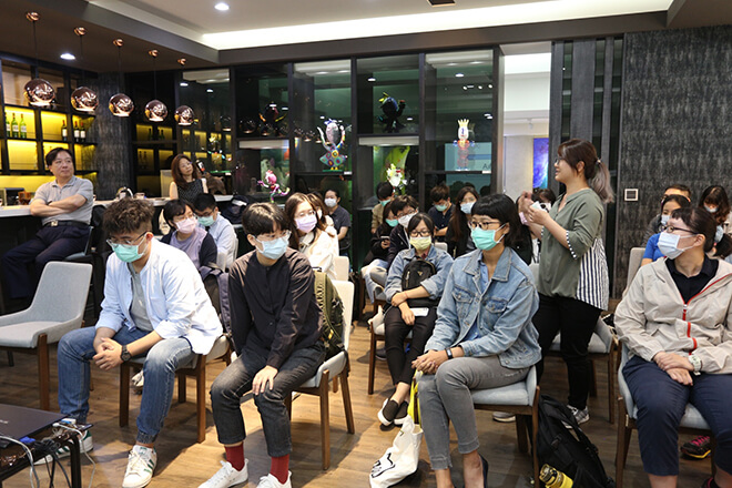 學生的發問與董事長的回答了解到公司組織的運作。