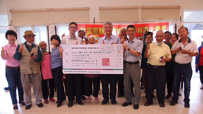 「翻轉‧築夢‧高雄」圓夢實踐計畫捐贈支票儀式（圖中左依序為提案人黃淑萍、雷科公司管理處張晉豪經理、兩岸合促會黃德成常務理事、中山管院副院長郭瑞坤教授）