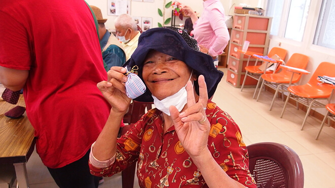 社區長者進行手作香包成果展示