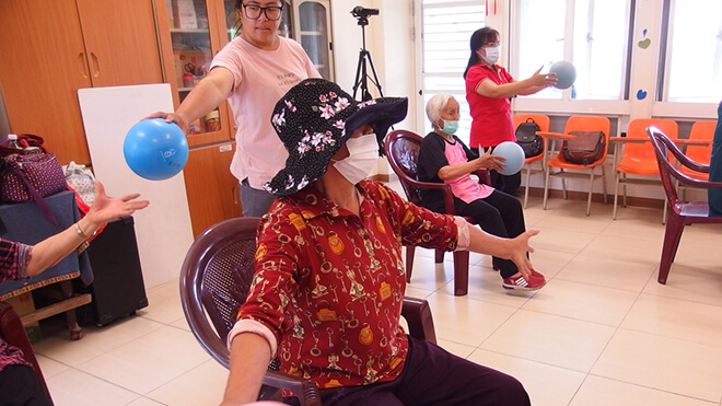 社區長者跟著經典老歌，進行肢體活動