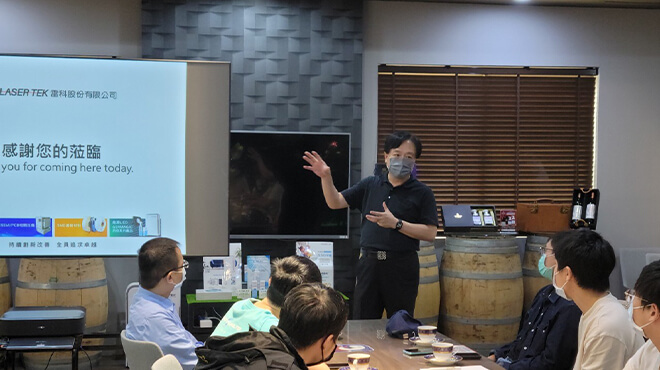 雷科董事長鄭再興與同學分享公司理念。