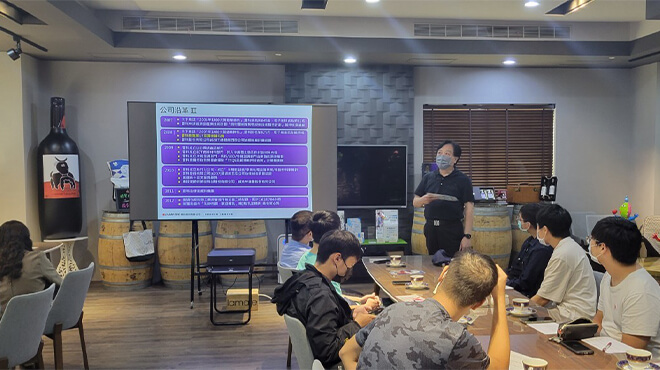 雷科董事長鄭再興與同學分享公司理念。