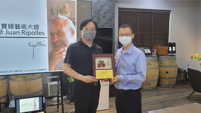 中山大學蔡錦昌助理教授(圖右)贈送雷科董事長鄭再興(圖左)感謝狀。