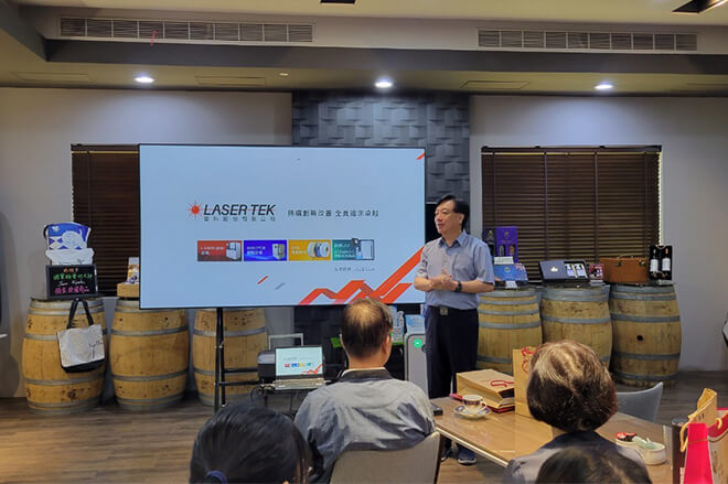 雷科董事長鄭再興與同學分享公司理念。