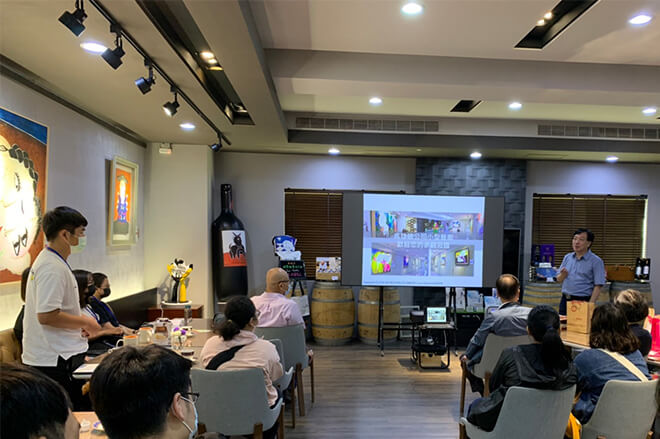 雷科董事長鄭再興(圖右)回答同學的提問。