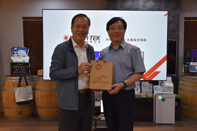 南華大學副校長林辰璋(圖左)贈送雷科董事長鄭再興(圖右)紀念禮品。