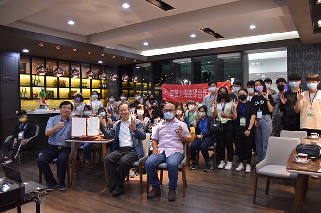 雷科董事長鄭再興(圖左)與南華大學師生合照。