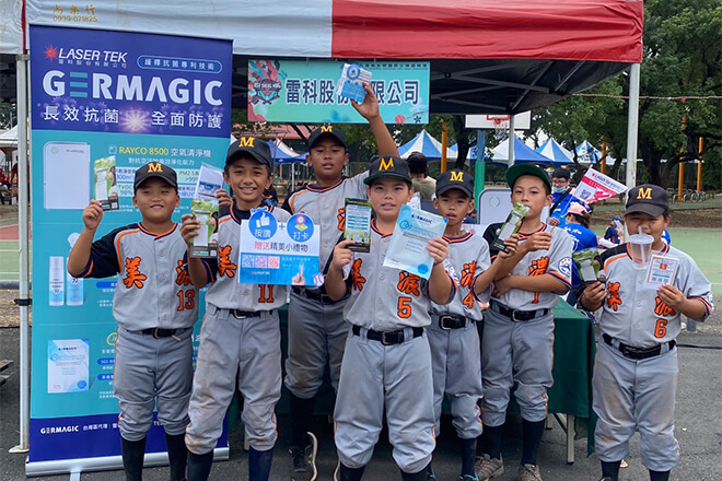 參與少棒的美濃國小棒球隊球員與雷科攤位合照。